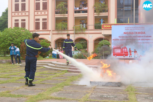 Chương trình chào cờ đặc biệt: Ngoại khóa “Tuyên truyền phổ biến kĩ năng phòng cháy chữa cháy và cứu nạn cứu hộ” năm học 2023-2024